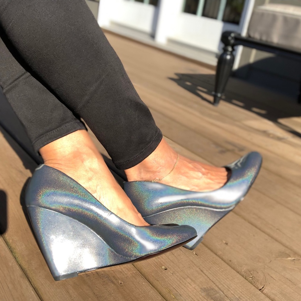 (8.5) Jessica Simpson Holographic Wedges “Nesco”
